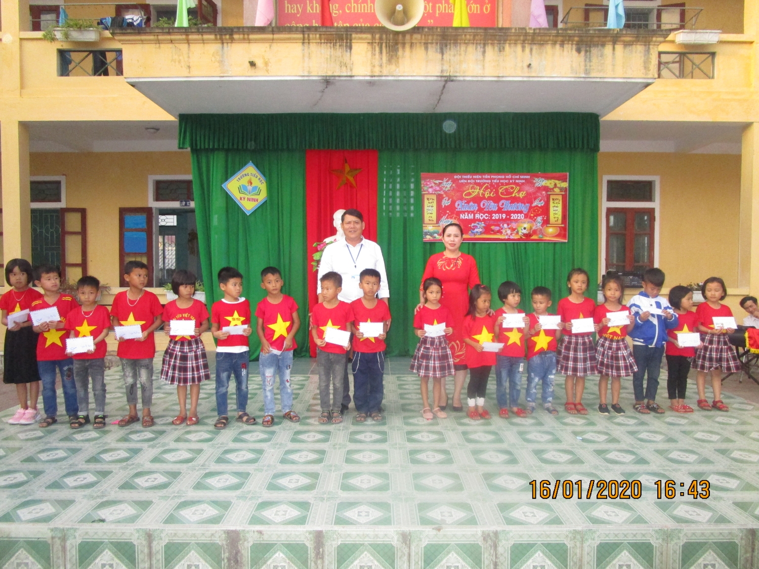 Trường tiểu học Kỳ Ninh tổ chức chương trình: "Xuân ấm yêu thương" cho các em học sinh có hoàn cảnh đặc biệt khó khăn.