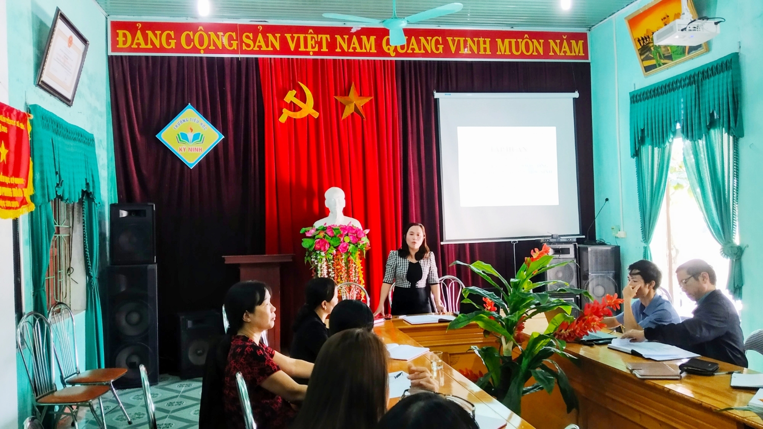 Trường tiểu học Kỳ Ninh tổ chức chuyên đề: Dạy học lịch sử theo định hướng phát triển năng lực cho học sinh.