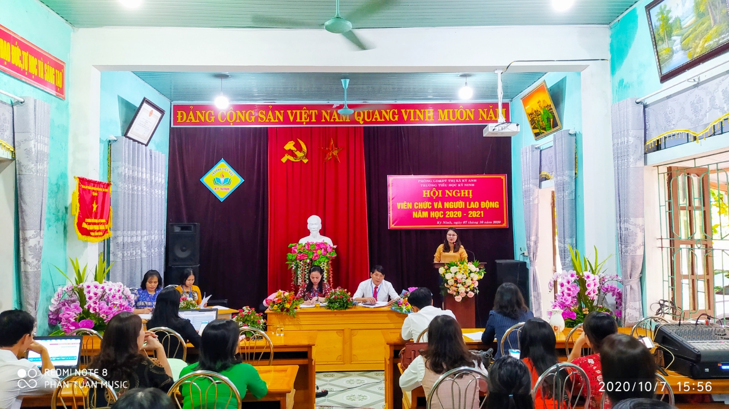Cô giáo Nguyễn Thị Tường Vân phát biểu tại hội nghị