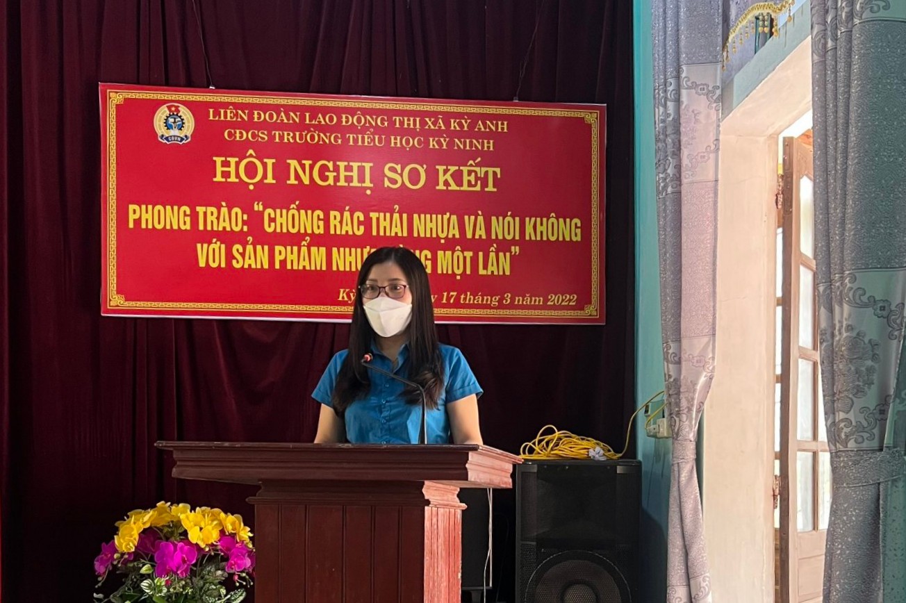 Đ/c: Nguyễn Thị Thắm - Phó chủ tịch LĐLĐ thị xã Kỳ Anh phát biểu tại hội nghị.